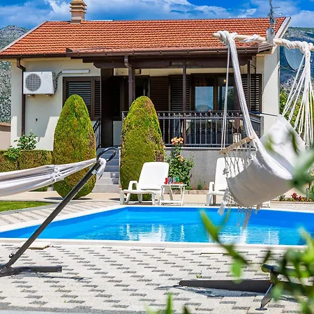 Rose Vikendica Blagaj